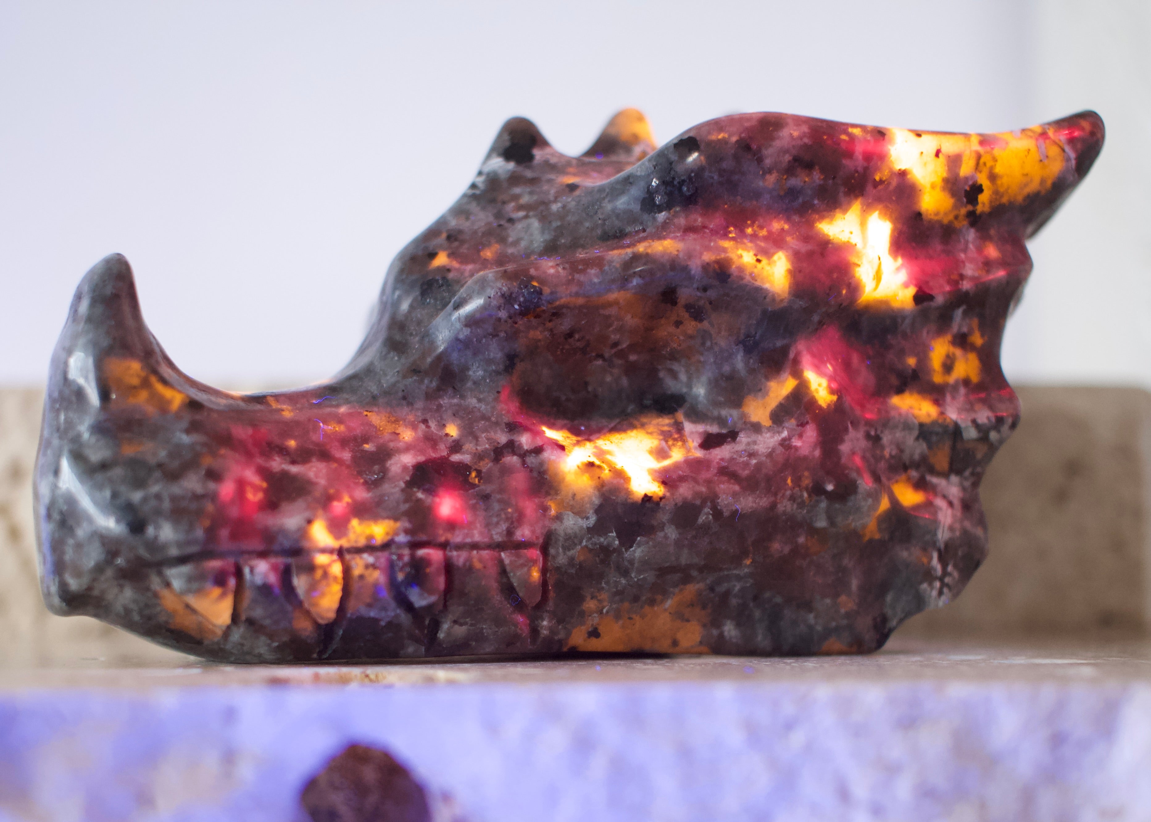 Yooperlite Dragon Skull UV Reactive 9.5cm